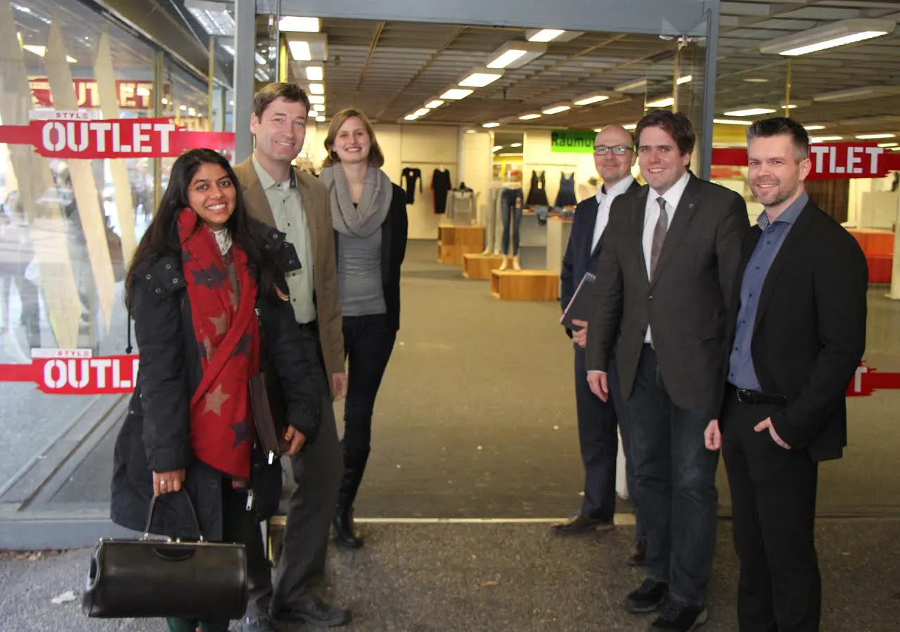 Freuen sich auf die Möglichkeit, neuen Ideen eine Bühne geben zu können:  (v.l.) Ansa Becker, Frank Hüttemann, Charlotte Busch, André Strube, Erster Kreisbeigeordneter Marian Zachow und Unternehmer Martin Buder. Foto: Landkreis Marburg-Biedenkopf